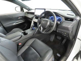 高級感のある美しいインテリアデザインの運転席です。