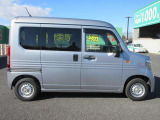 後部座席は両側スライドドアなので狭い駐車場でもお手軽に開閉可能!!乗り降りも安心です!!