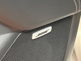 【BOSEサウンドシステム】メーカーオプションの高品位サウンドシステムを搭載。専用のチューニングが施された大小様々なスピーカーから良質なサウンドが奏でられ、臨場感あふれる音響空間を演出します。