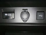【電源コンセント】非常時やキャンプなどに役立つAC100V/100Wコンセント付きです。