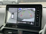 アラウンドビューモニターです。上空からお車の周りを見る感覚で表示されますので、車庫入れも簡単