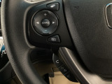 ハンドルにオーディオ操作ボタンがございます。視点を移さずハンドルから離すことなくチャンネルや各オーディオの切り替えやボリューム調整ができますので安全運転にも役立ちます。