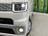 【LEDヘッドライト】悪天候や夜間走行時も良好な視界を確保し安心して運転できる高輝度LEDヘッドライトを装備!点灯速度が早く、消費電力も抑えられています。