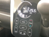 【オートエアコン】一度お好みの温度に設定すれば、車内の温度を検知し風量や温度を自動で調整。暑い&hellip;寒い&hellip;と何度もスイッチ操作をする必要はありません。快適な車内空間には必須の機能ですね♪