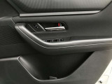 【ウインドウロック】運転席の窓操作部分です。小さなお子様が窓を勝手に開閉することのないよう、運転席以外の窓を操作できないようにするボタンがあります。
