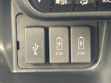 フロントに接続用と充電用USBジャックがあります。
