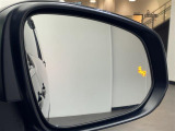 【BSW(後側方車両検知警報)/ブラインドスポットワーニング】隣接レーンのクルマを検知した場合、ドアミラー周辺に設けられたインジケーターを点灯したり音が鳴ったりしてお知らせします。