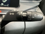 車外の明るさに応じでライトを点灯、消灯してくれるオートライト機能です☆お天気の良い昼間のトンネル走行などオートにしてると便利で安心です☆エンジン停止時にライトの消し忘れも無くなります☆