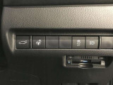 運転席まわりの快適・安全機能スイッチ。運転席からスムーズに操作できます。