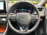 インテリアに合わせたデザインのステアリングは、運転される方のことも考え、運転しやすい形状、大きさです。是非一度、実際に触ってお確かめください。