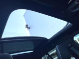 【パノラマガラスルーフ】固定式のガラスルーフで明るい車内空間を演出。日差しの強い日は電動スライドカーテンで調整するなど、季節を問わず開放的なドライブをお楽しみいただけます。