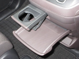 引き出して大きめトレイとして使用できる、運転席からも助手席からも自在に使えるドリンクホルダー付のトレイ。お菓子を置いたり、化粧ポーチを置いたり。ちょっとしたテーブル代わりに使えるトレイです。