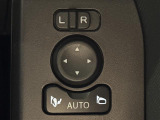 【電動格納ミラー】運転席のスイッチで、ドアミラーの開閉や角度の調整ができます。