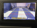 こちらのバックカメラは画面にラインが表示されておりますので、バック時のクルマの進行方向の目安になります。より高いレベルで車庫入れをサポートする、便利な機能ですね。