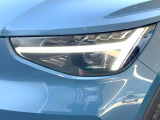 【LEDヘッドライト】ハイビームを先行車や対向車にあてず、その両サイドではハイビーム照射を維持。見える範囲が段違いに広くなりました。北欧神話に登場するトールハンマーをモチーフにデザイン。