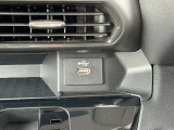 運転席にはUSB TYPE A差し込み口がございます。