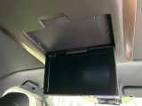【12.1型フリップダウン】大画面モニターで後席でもエンタメをお楽しみいただけます。家族や友人とお出かけする機会が多い方に大人気です♪