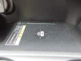 スマホの充電などに便利なワイヤレス充電器が付いてます。足元にコードが散らかることがなくなり、すっきり充電できます。