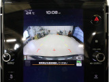 後方映像を11.6インチディスプレイに表示し、ステアリング連動ガイドラインが駐車をサポート。さらに後退時はリヤ4センサーが障害物を検知し、必要に応じてブレーキが作動します。