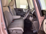 フロントシートはベンチシートです。ベンチシ―トは運転席と助手席の移動もスムーズ!狭い駐車場での乗り降りに便利です。シートの間にコンソールボックスやドリンクホルダーがないため、車内空間も広く感じます