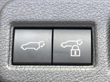 【パワーバックドア】スマートキーや運転席のボタンを押すだけでリアゲートが自動で開閉します!荷物を持っている時や、高い位置にあるバックドアを閉める際に便利な機能です♪