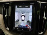 【360&deg;ビューカメラ】4台の高解像度カメラで360度の鳥瞰図を表示。隣の車や壁、死角にある障害物などを画面で確認できるため、狭いスペースでの駐車・出入りも安心です。