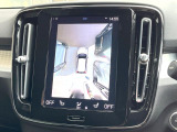 【360&deg;ビューカメラ】4台の高解像度カメラで360度の鳥瞰図を表示。隣の車や壁、死角にある障害物などを画面で確認できるため、狭いスペースでの駐車・出入りも安心です。
