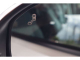 【ブラインドスポットモーション】後方の死角となるエリア内に車両やバイクの存在を検知すると、サイドミラー内のインジケーターが点灯し、知らせてくれるシステムです!