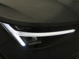【LEDヘッドライト】明るく眩しいハイビームを先行車や対向車に照射しないオートハイビームを備えたLEDヘッドライト。北欧神話に登場するトールハンマーをモチーフにした、一目でボルボとわかるデザイン。