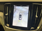 【360&deg;ビューカメラ】4台の高解像度カメラで360度の鳥瞰図を表示。隣の車や壁、死角にある障害物などを画面で確認できるため、狭いスペースでの駐車・出入りも安心です。