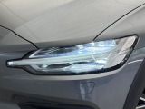 【LEDヘッドライト】明るく眩しいハイビームを先行車や対向車に照射しないオートハイビームを備えたLEDヘッドライト。北欧神話に登場するトールハンマーをモチーフにした、一目でボルボとわかるデザイン。