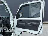 ドア内張はアームレスト形状になっており、腕を自然に預けられるので長時間の運転でも疲れにくい設計です。
