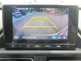 リバースギア連動のバックカメラが付いています。画面に鮮やかに写りますので夜間や雨の日も安心してバックできますね。人気装備の一つです。