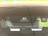 【プリクラッシュセーフティ】前方の車両等を検知し、衝突しそうな時は警報で注意を促し、ブレーキを踏む力をサポート。ブレーキを踏めなかった場合は衝突被害軽減ブレーキが作動、衝突回避をサポートします。