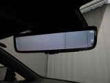デジタルインナーミラーは、車両後方カメラの映像をミラー内のディスプレイに表示するので、視界をさえぎられずに後方を確認することができます。