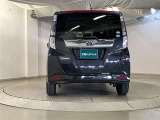 バックカメラが付いているので後方確認が非常にしやすいです。今や運転初心者も熟練者も必須装備!ついていて損はないですね♪