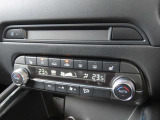 【フルオートエアコン】運転席と助手席の温度調整がそれぞれ出来るフルオートエアコン装備です。これなら暑がりなご主人、寒がりな奥様が同乗されても問題ないですね。