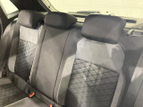 シートは適度な硬さによって長時間の運転でも疲れにくいと定評があります。国産車とは全く違った座り心地ですが、長年培われた欧州の椅子文化をご体感ください。