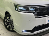 【LEDヘッドライト】悪天候や夜間走行時も良好な視界を確保し安心して運転できる高輝度LEDヘッドライトを装備!点灯速度が早く、消費電力も抑えられています。