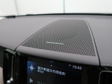 【harman kardon】ハーマンカードンのHi-Fiスペシャリストと共に、モデル別に開発・設計された専用チューニングが臨場感溢れる音響空間を実現しています。