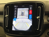 【360&deg;ビューカメラ】4台の高解像度カメラで360度の鳥瞰図を表示。隣の車や壁、死角にある障害物などを画面で確認できるため、狭いスペースでの駐車・出入りも安心です。