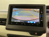 リバースギアに入れるだけで後方の表示へ切り替わります。夜間や雨の日の駐車も楽になりますよ。