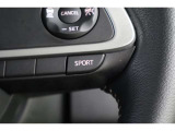 ダイナミックで力強い加速感が得られるSPORTモードへの切替えができます。エンジンの制御により、アクセル操作に対する反応を早め、力強い加速が可能です。きびきびした走りを楽しみたいときに適しています。