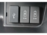 USBソケットがついていますのでコードを繋げばスマートフォンなどの充電が出来ます!
