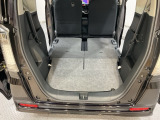 後席背もたれを倒せばちょっと大きめの荷物や長いものを積みたい時に便利です。