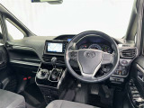 運転席まわりです。 各操作スイッチは使いやすい位置に配置されてます。