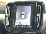 【360&deg;ビューカメラ】4台の高解像度カメラで360度の鳥瞰図を表示。隣の車や壁、死角にある障害物などを画面で確認できるため、狭いスペースでの駐車・出入りも安心です。