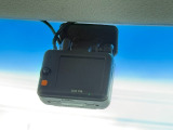 ドライブレコーダーを搭載しております。事故だけでなくあおり運転の状況も映像で記録することで万が一のリスクに備えることができます。