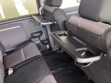 折りたたみ式のシートバックテーブルは限られた空間を有効活用。車内の家族時間をもっと快適に。休憩時のちょっとした小物置に使える、前席背面の格納式テーブルが付いています。