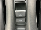 電動パーキングブレーキ、信号待ちや渋滞時などブレーキを踏み続ける場合に比べて足腰の疲労が軽減されるオートブレーキホールド付きです!